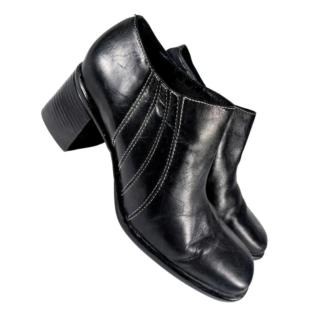 CLARKS! BLACK GENUINE LEATHER, CREAM CONTRAST STITCHED CHUNKY ANKLE BOOTS! 8M